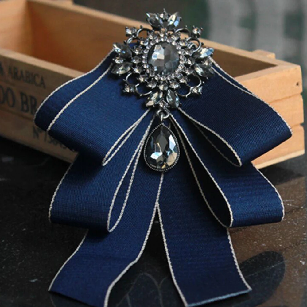 

The bridegroom's best man's tie, the host's suit collar, with a bow tie and a tie