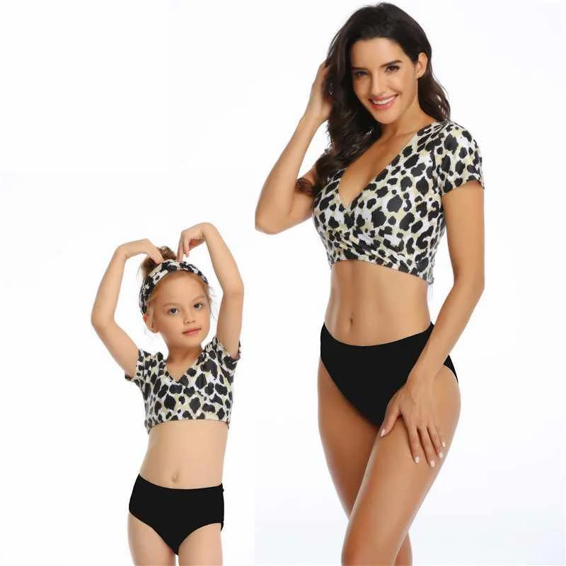 

2021 New Kids Swimwear Short Sleeve Top Two Piece Bikini Set Wholesale, Picture color