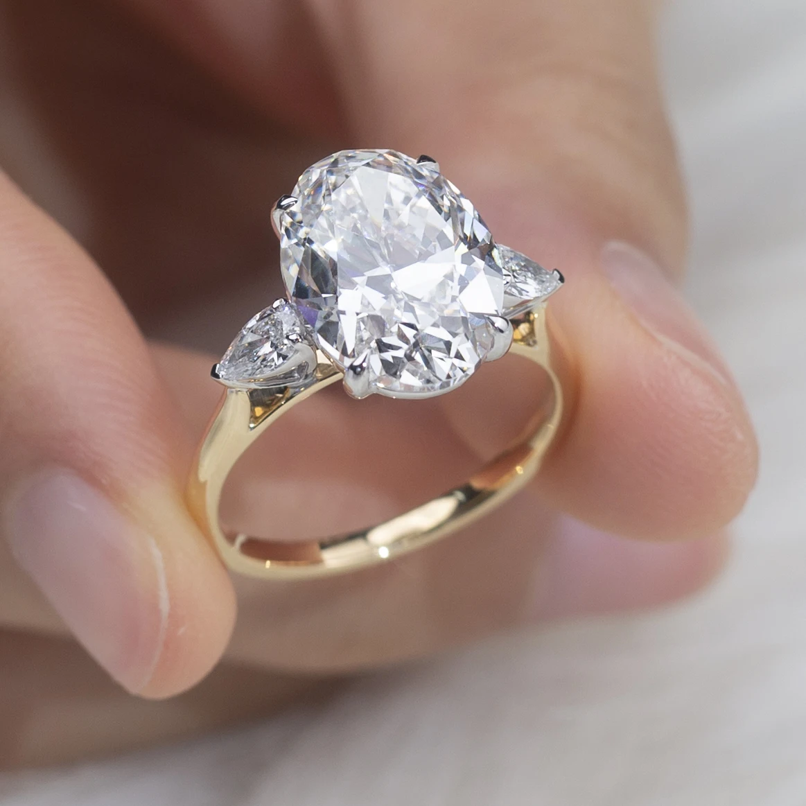 

Messi Gems MSR-1307 Customized Jewelry 18K 6CT Oval IGI Lab Diamond Ring Three Stone Engagement Ring Wedding Ring for Women