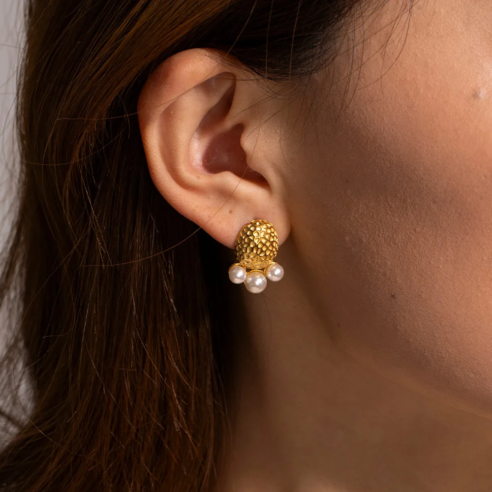 

2023 Vintage style stud earrings Pendant 18k gold stainless steel hammer set pearl temperament stud earrings for women
