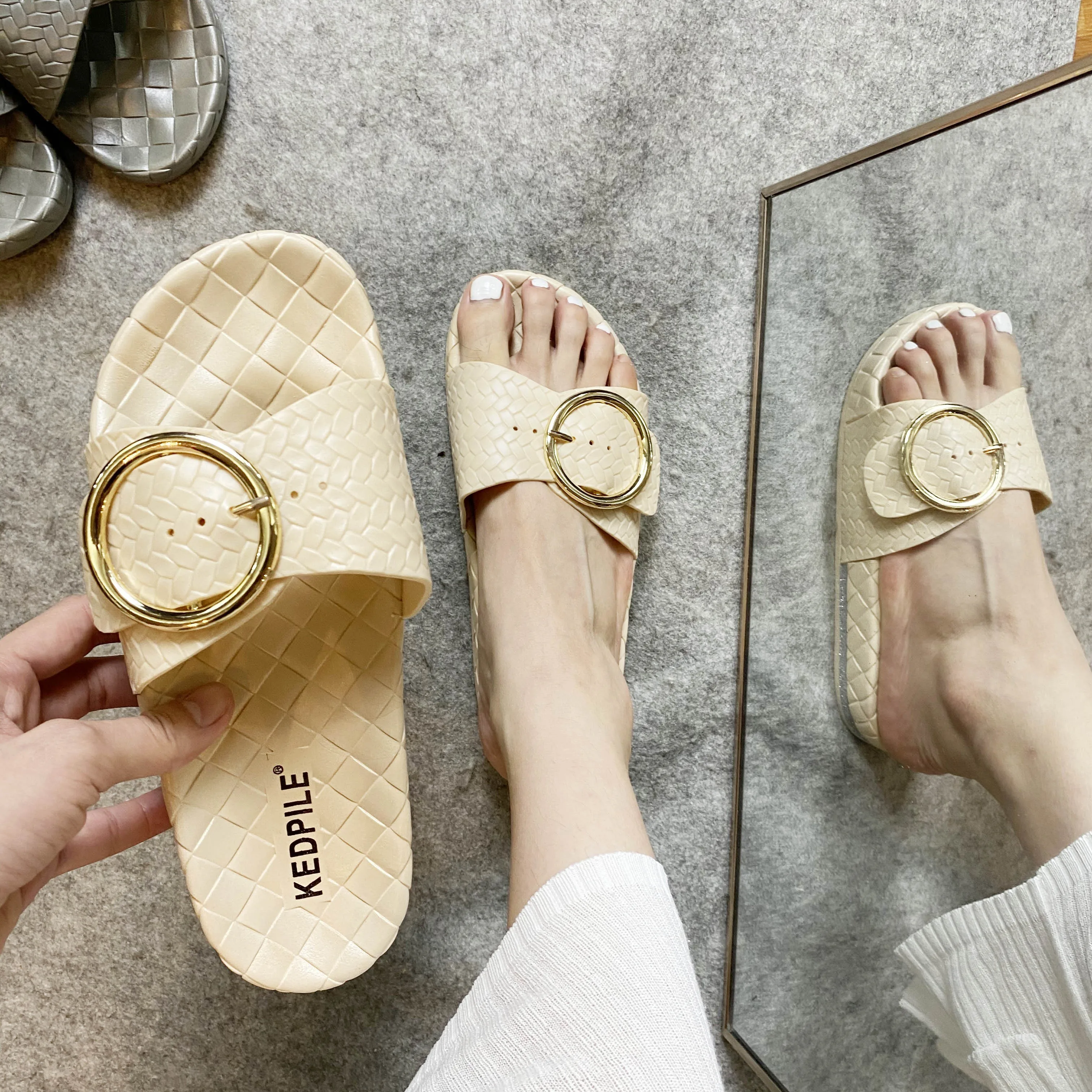 

Women summer buckle flat trendy comfy open toe green pvc slide sandals 2021 ready to ship