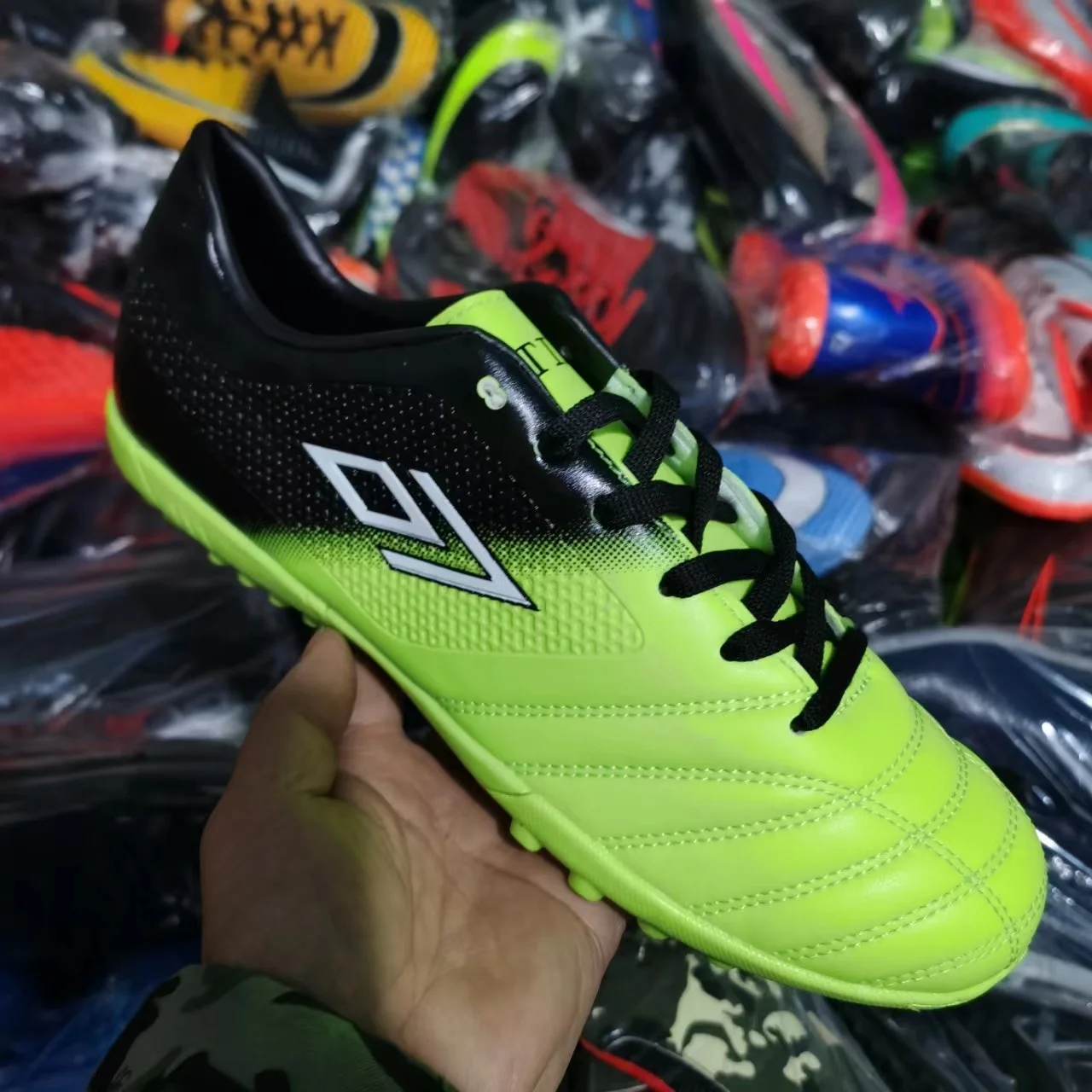 

Mixed style men's soccer shoes stock football shoes stock