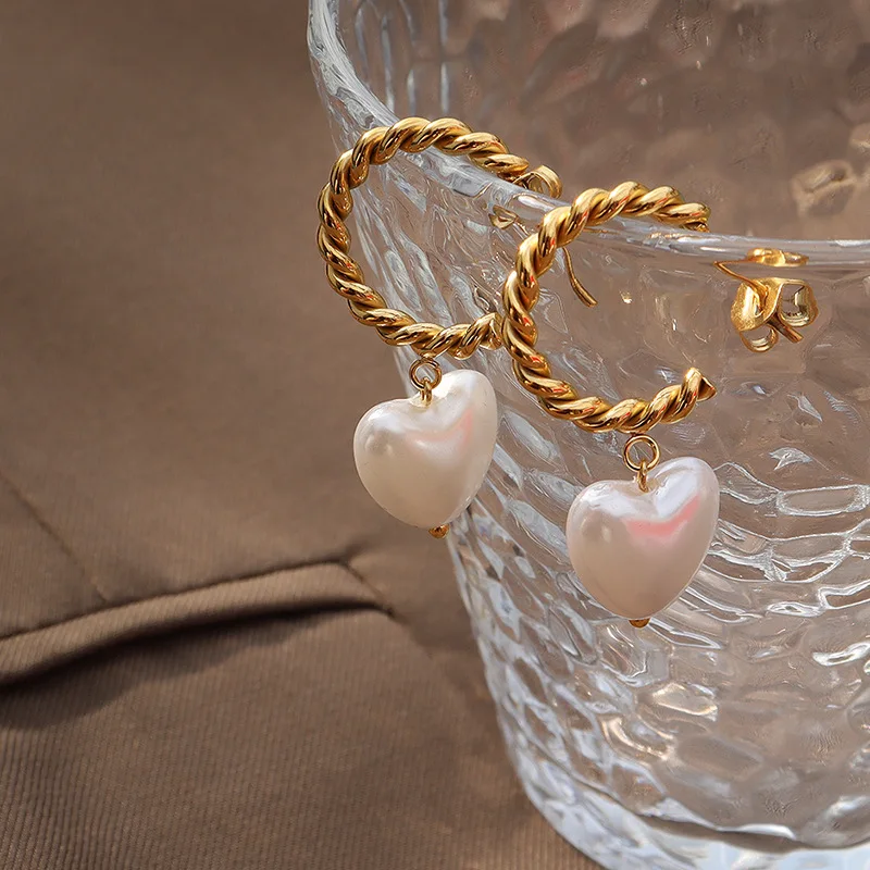 

Twisted peach heart imitation pearl earrings female titanium steel 18k gold plated heart hoop earrings, As pictures