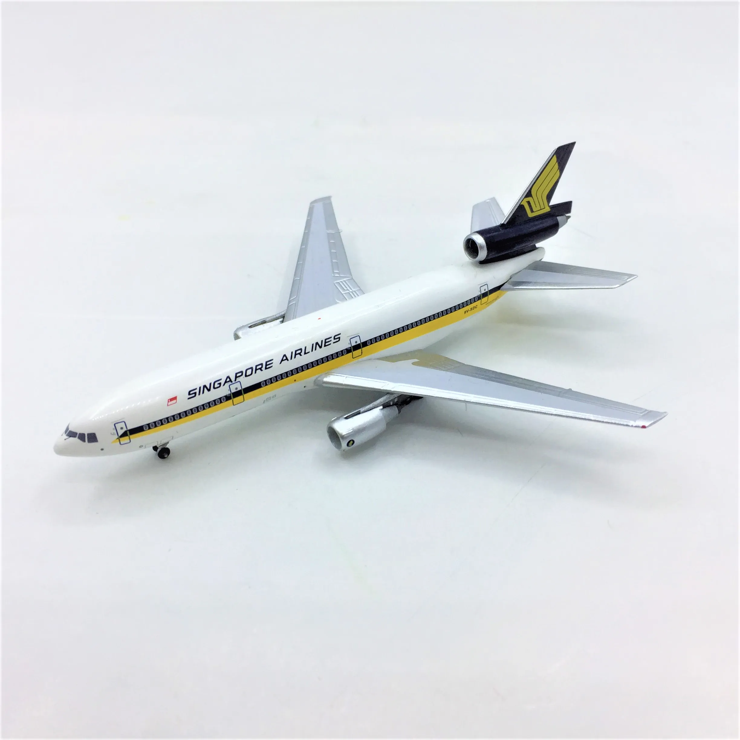 Customized 1 500 Airplane Model Dauglas Dc10 High Detailed Die Cast