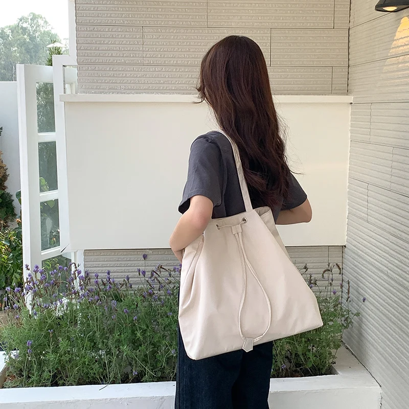 

New designer the niche casual shoulder bag women's versatile personality draw rope pleated nylon bag large capacity Tote bag