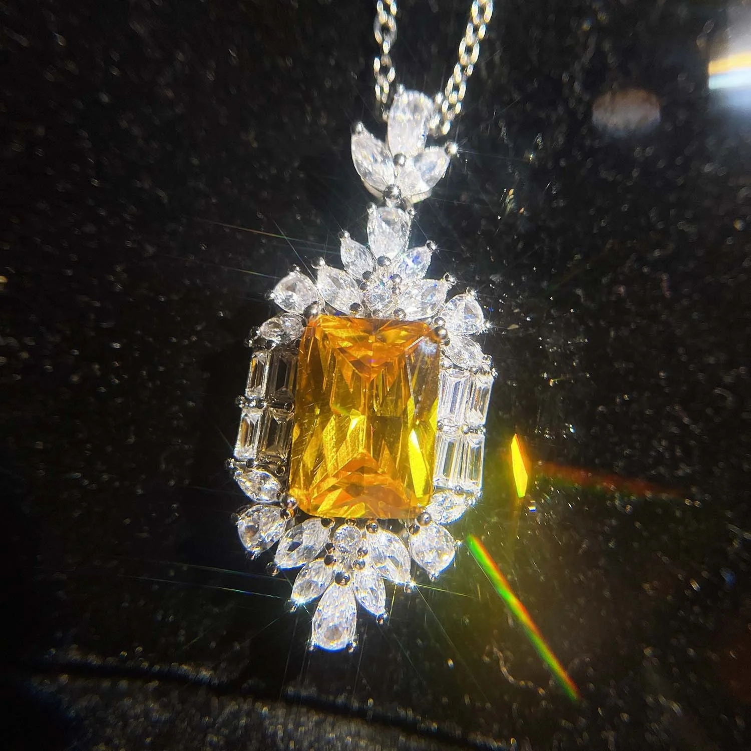 

Luxury Super Flash Fashion Tech Diamonds Pendants Necklace For Women Charm Yellow Crystal Zircon Necklaces Women Jewelry, Picture shows