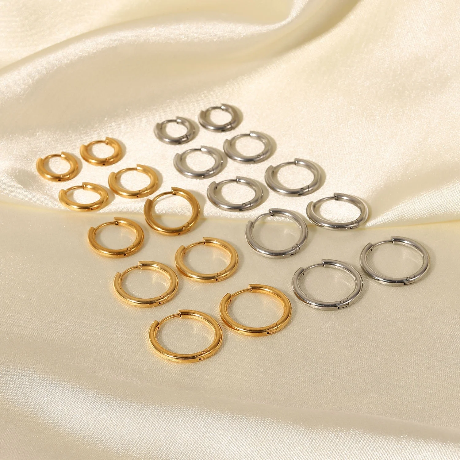 

Manufacturer Multiple Sizes 2.5mm Circle Hoop Earrings Geometric Round Stainless Steel Huggie Earrings for Women