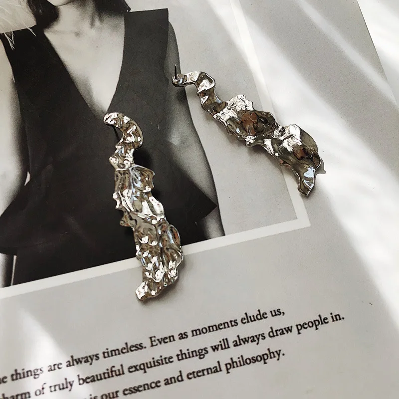 

Net celebrity MONA the same irregular texture fold metal earrings wild street personality temperament simple earrings women