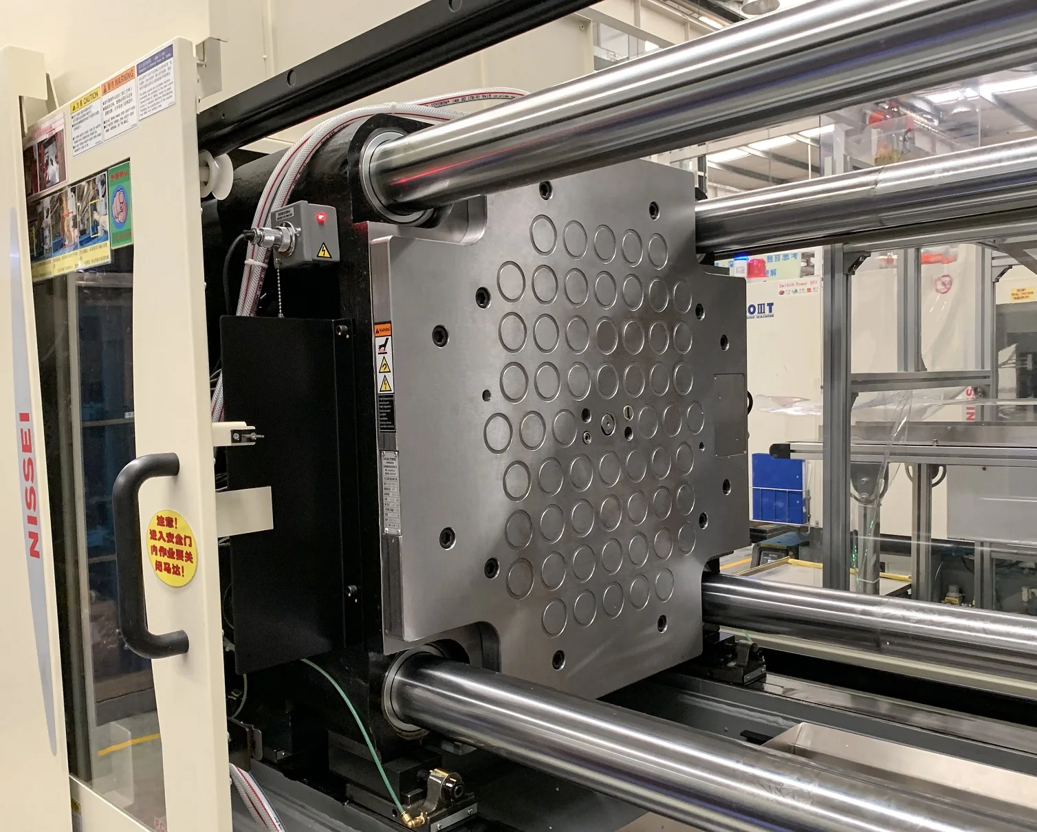 
Effective guarantee quick mold change system for injection molding machine 