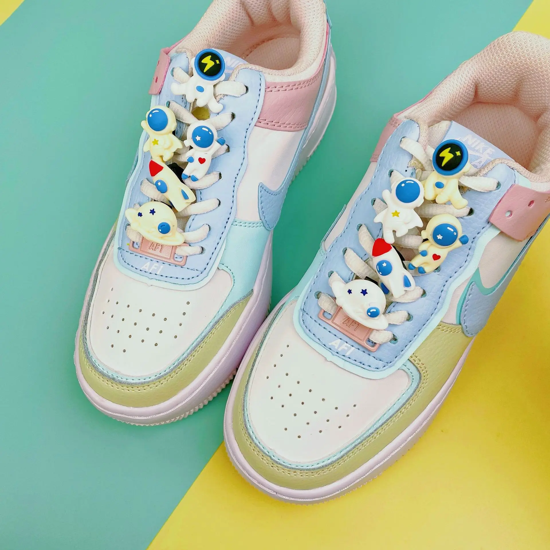 

10pcs Cute Astronauts Shoes Charms Sneaker Cute Decoration Accessories Designer Charms Shoelace Buckle Charms for Nike