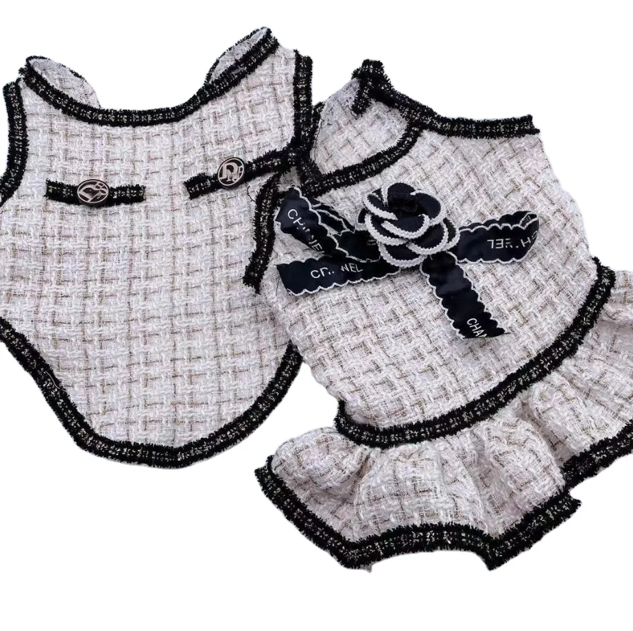 

Classic Color White Woolen Lady Simple Couple Wear Winter Skirt Camellia Luxury Pet Dress Brand Dog Vest