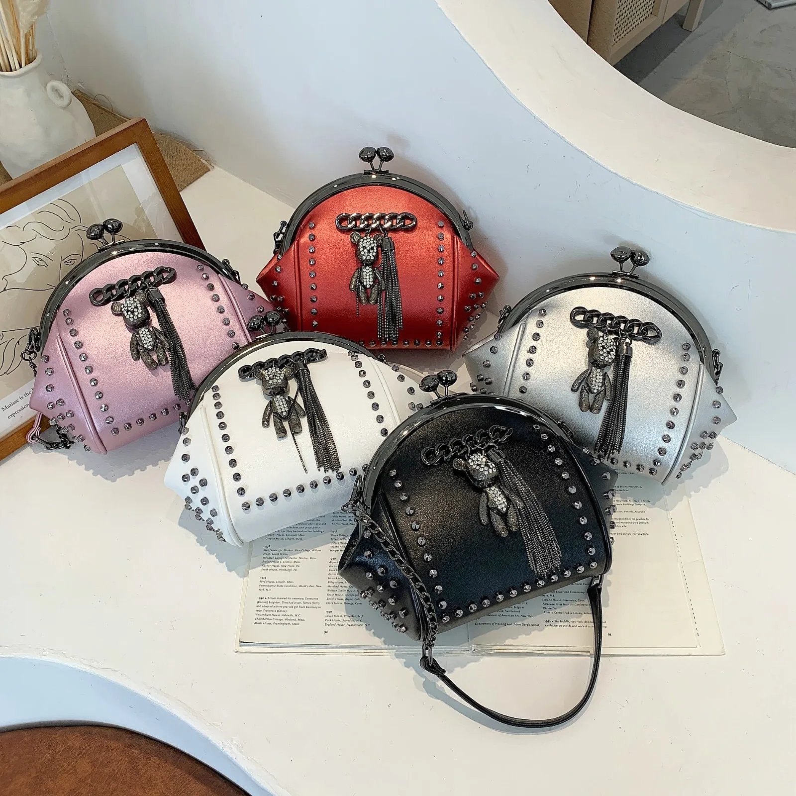 

2021 Hot Sell Girls Luxury Rivets Handbags Rivets Hand Bags For Ladies Design Purses