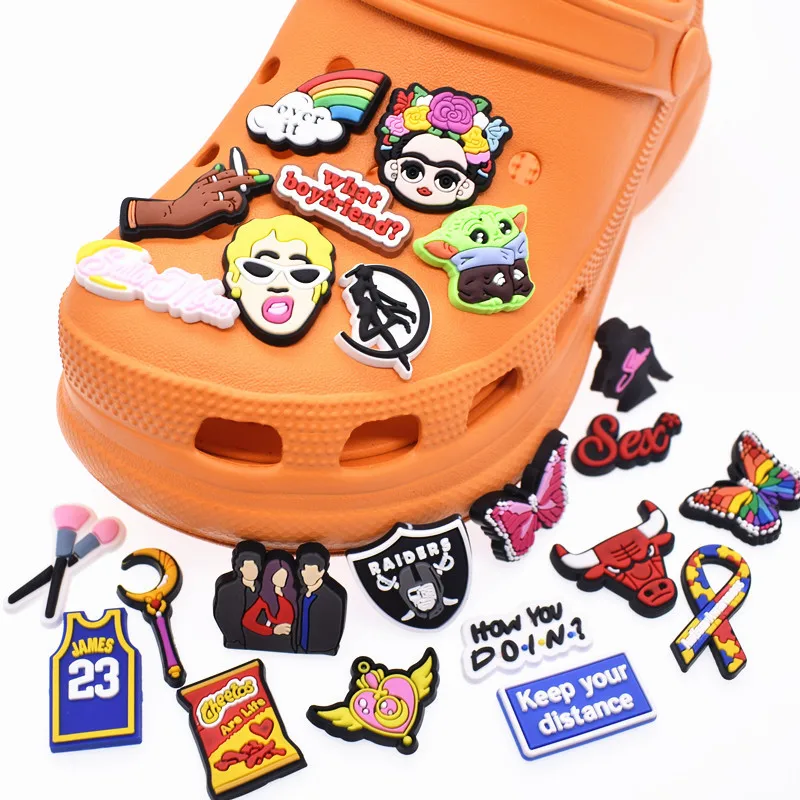 

2021 Designer Garden Shoes Buckle Accessories Bull Rainbow Lipstick Clogs Charms, Picture
