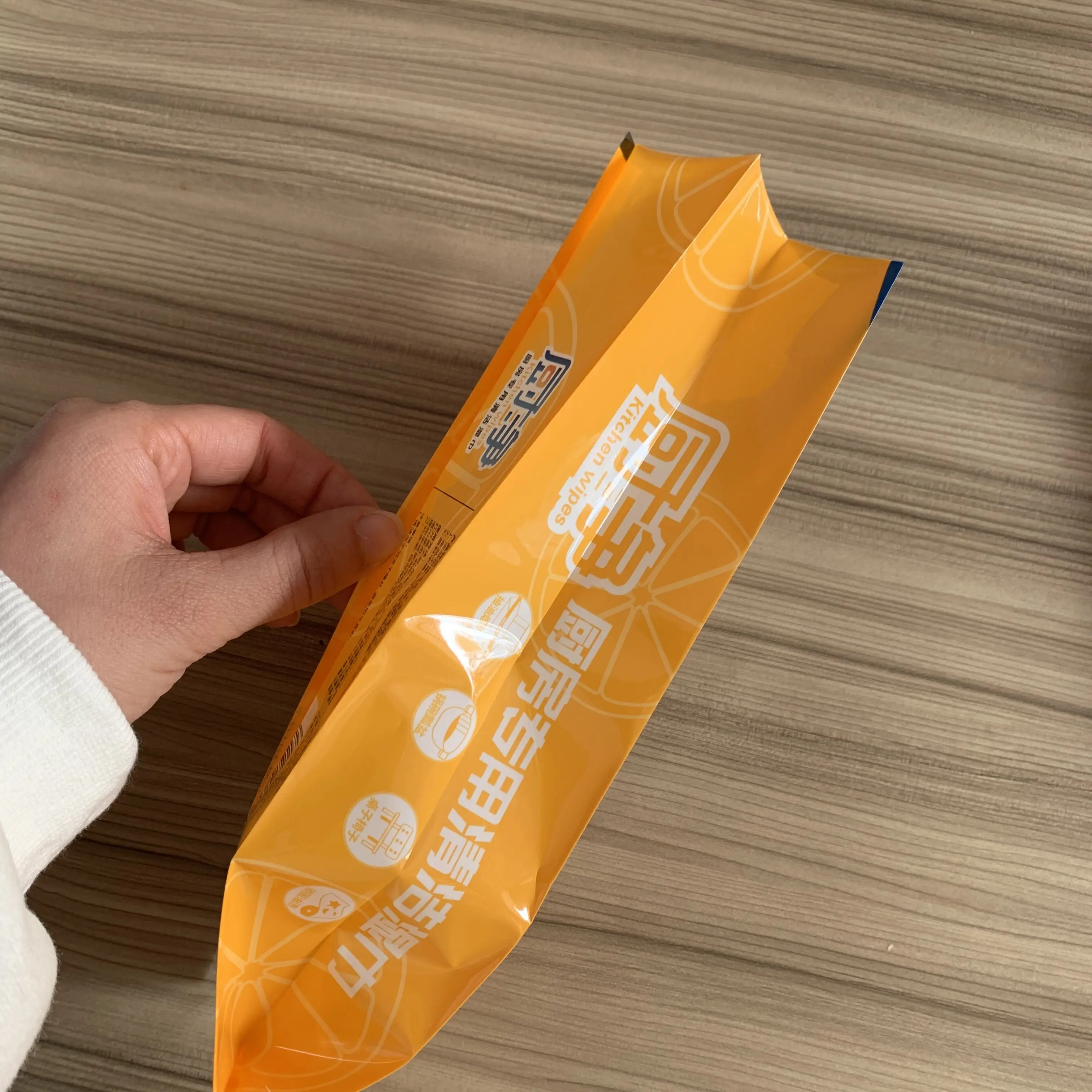 
fin/lap seal with side gusseted pouch for disposable wet towel 