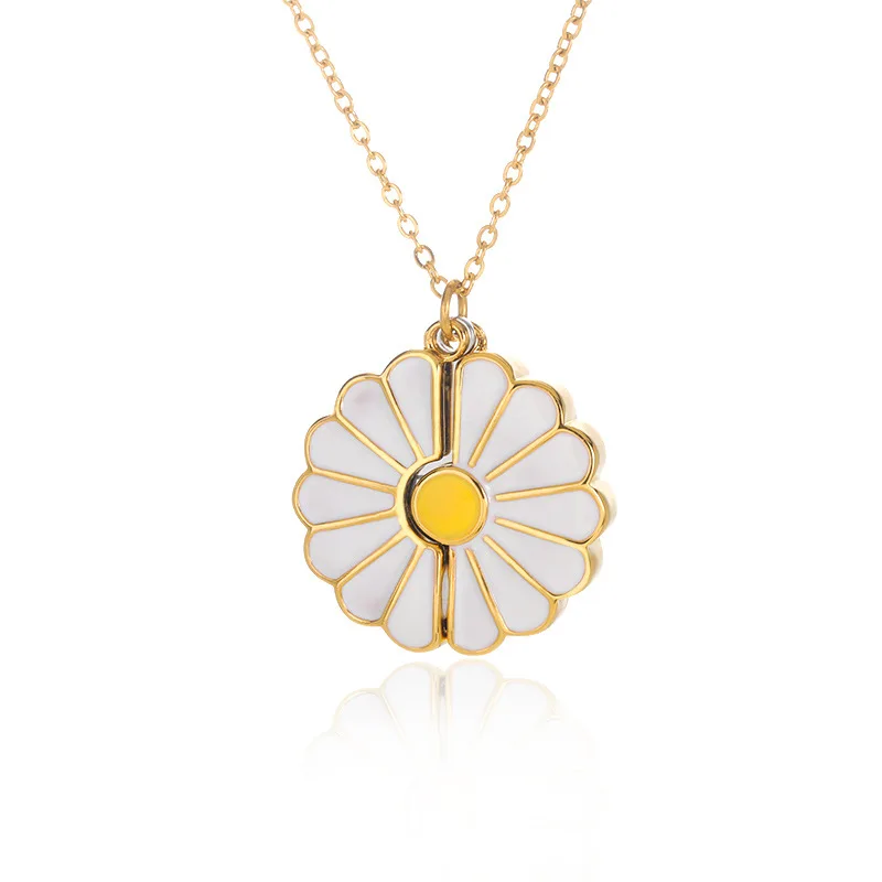 Korean Version of New Daisy Jewelry Necklace Women's Men's Gold Pendant with Charming Style Featuring Pearl Silver Material