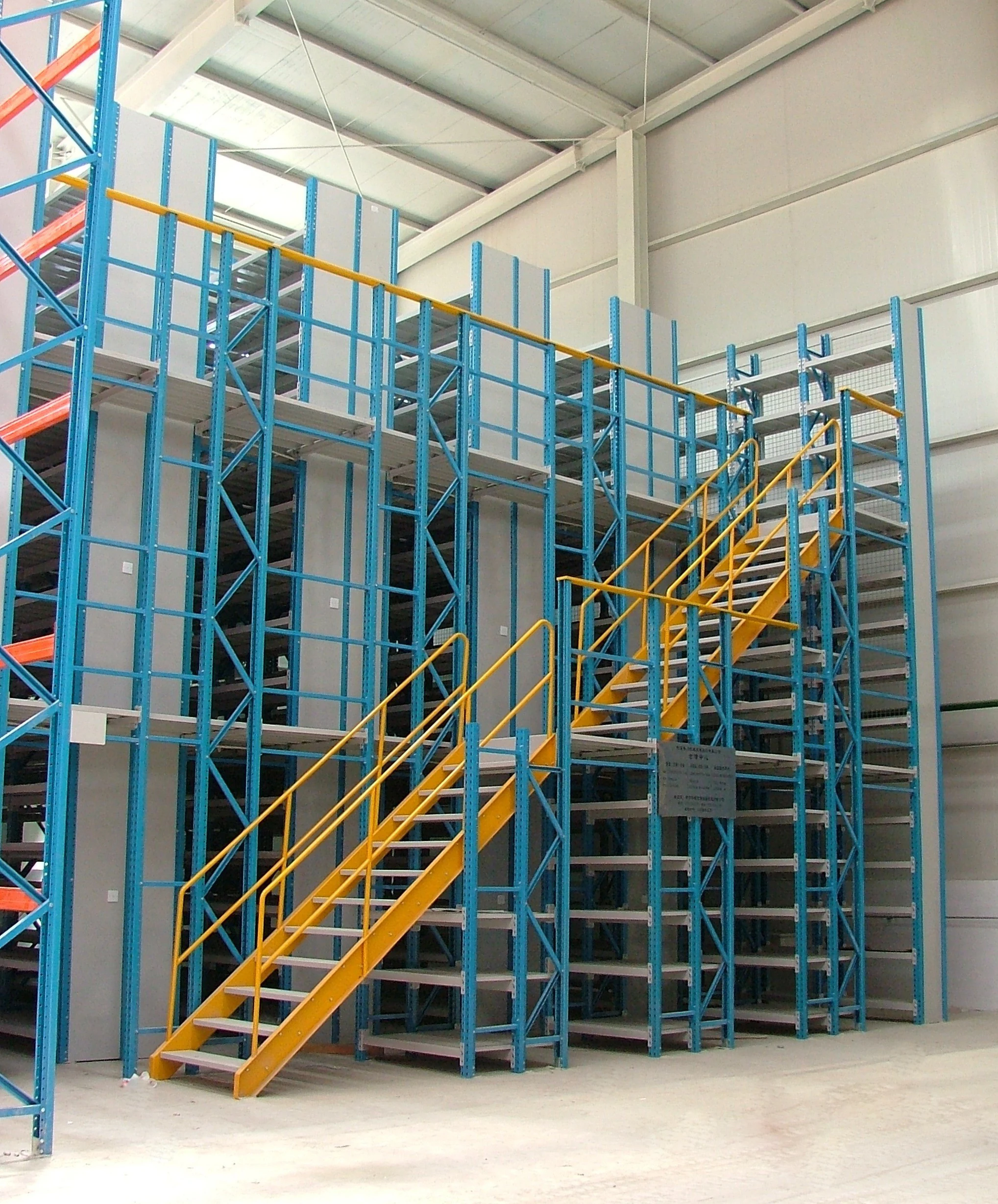 heavy duty steel stackable pallet shelving teardrop storage