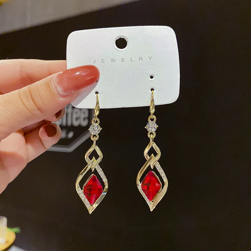 

New trendy geometric diamond crystal earrings female Korean temperament long diamond ins net red earrings