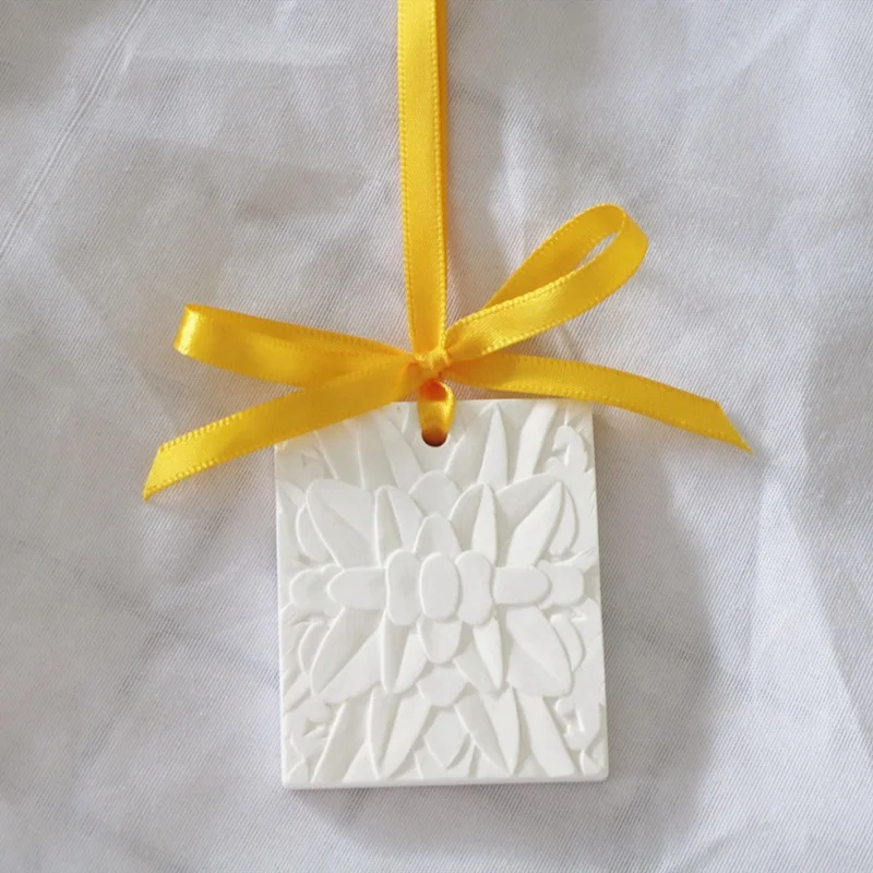 

Rectangle Embossed Logo Ceramic Hanging Air Freshener Scented Aroma Stone Ceramic Diffuser Stone, White