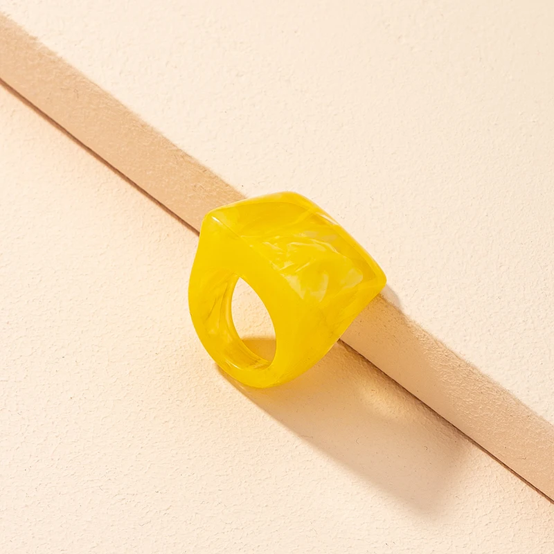 

2021 European and American men's and women's resin acrylic ring simple bright yellow jewelry