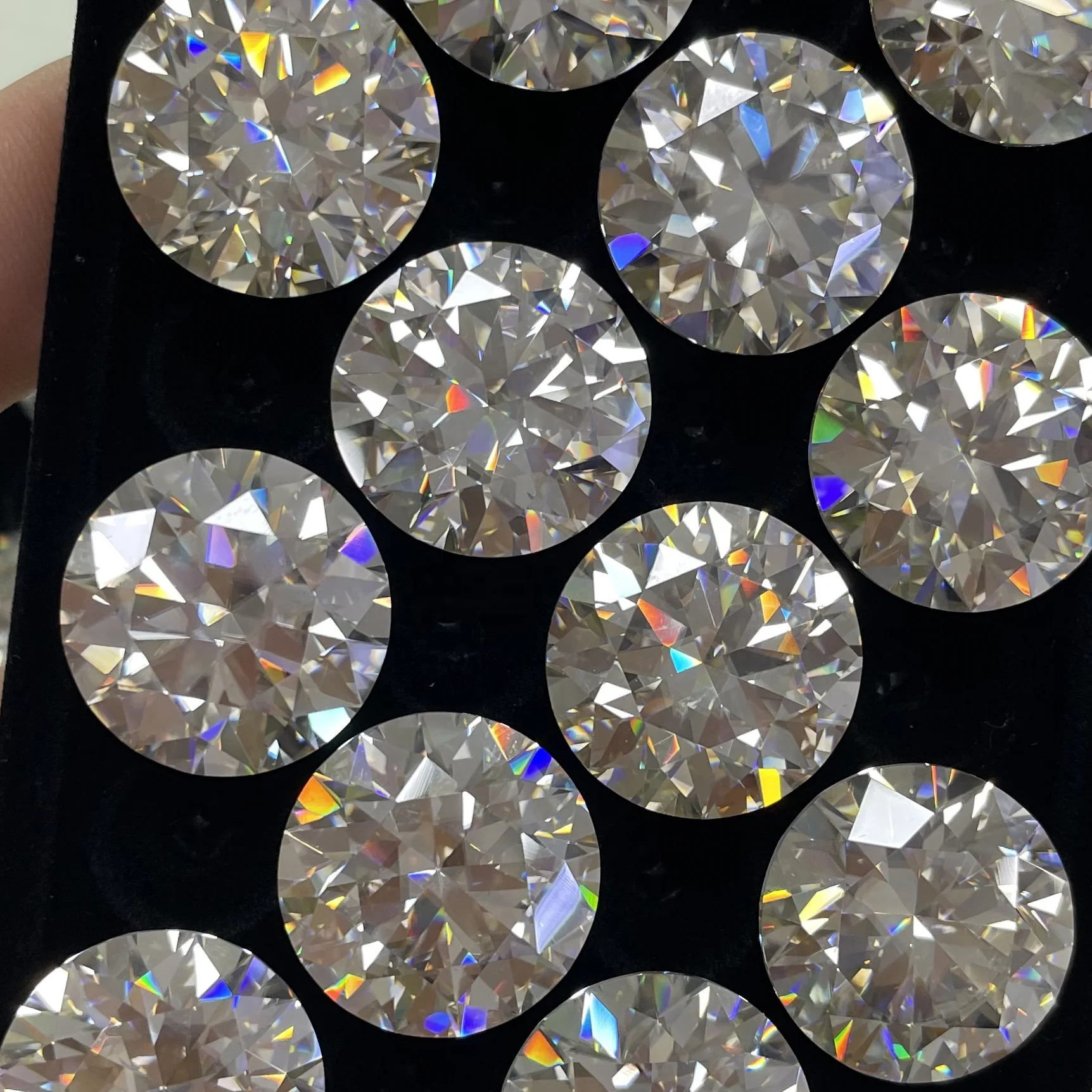 

Wholesale Large Size 20carat Moissanite Loose Stones Brilliant Cut Loose Diamond 18.0mm GH White Color Moissanite Gems