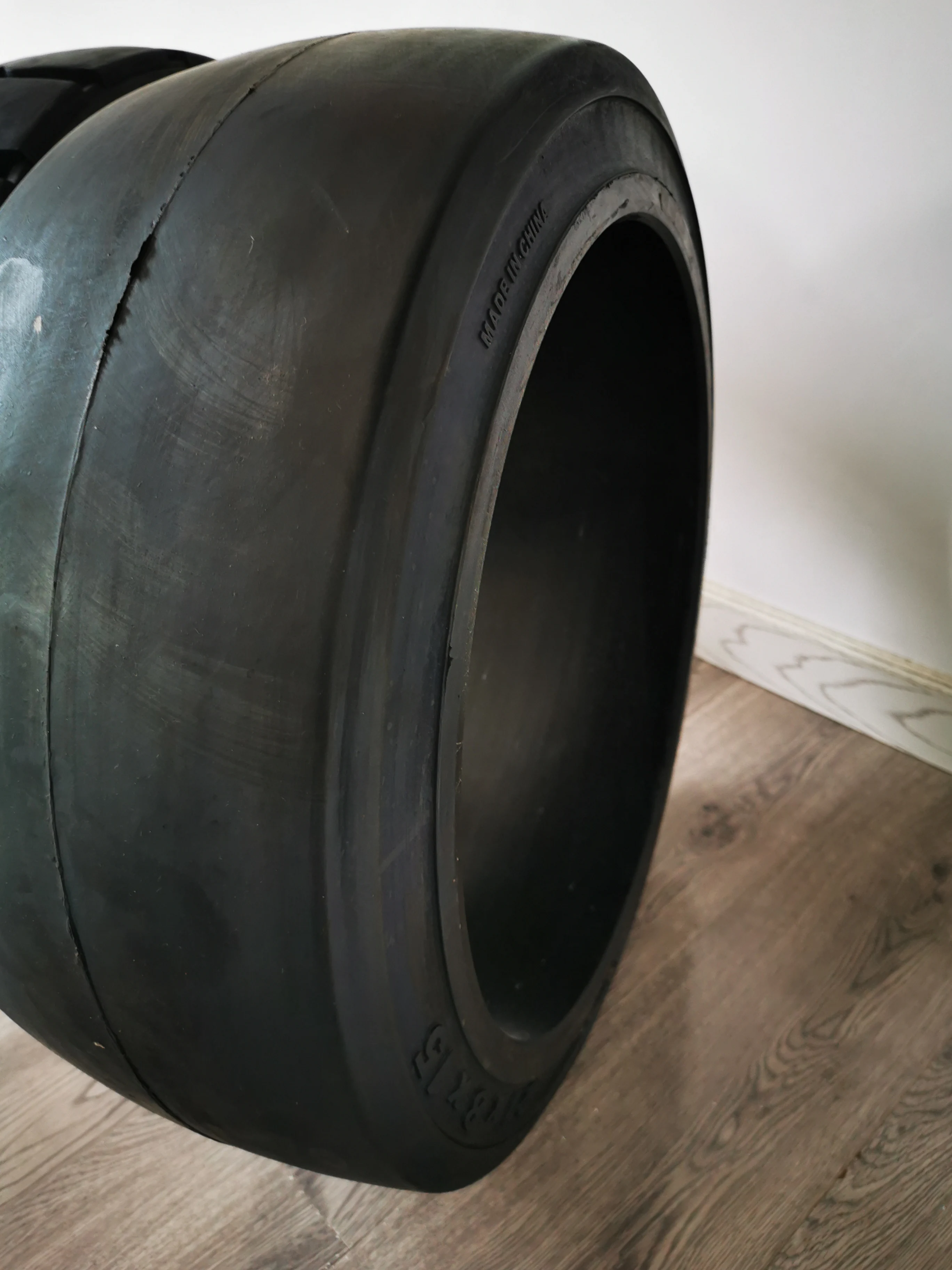 按实心轮胎光滑图案 22*5*16 559*127*406