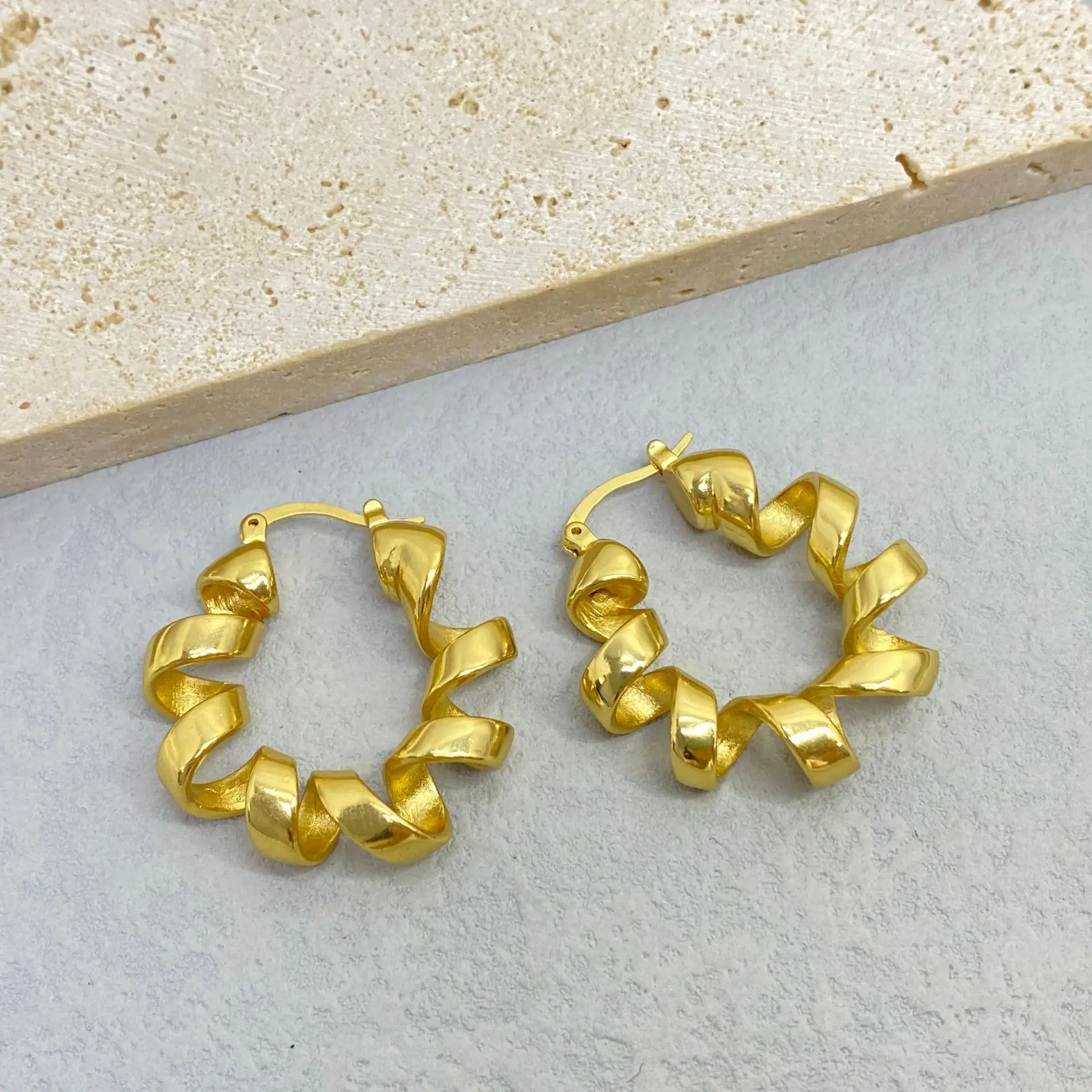 

Personality 18K Gold Filled Twist Wire Hoop Earring Stylish Telephone Wire Shape Geometry Hoop Earring