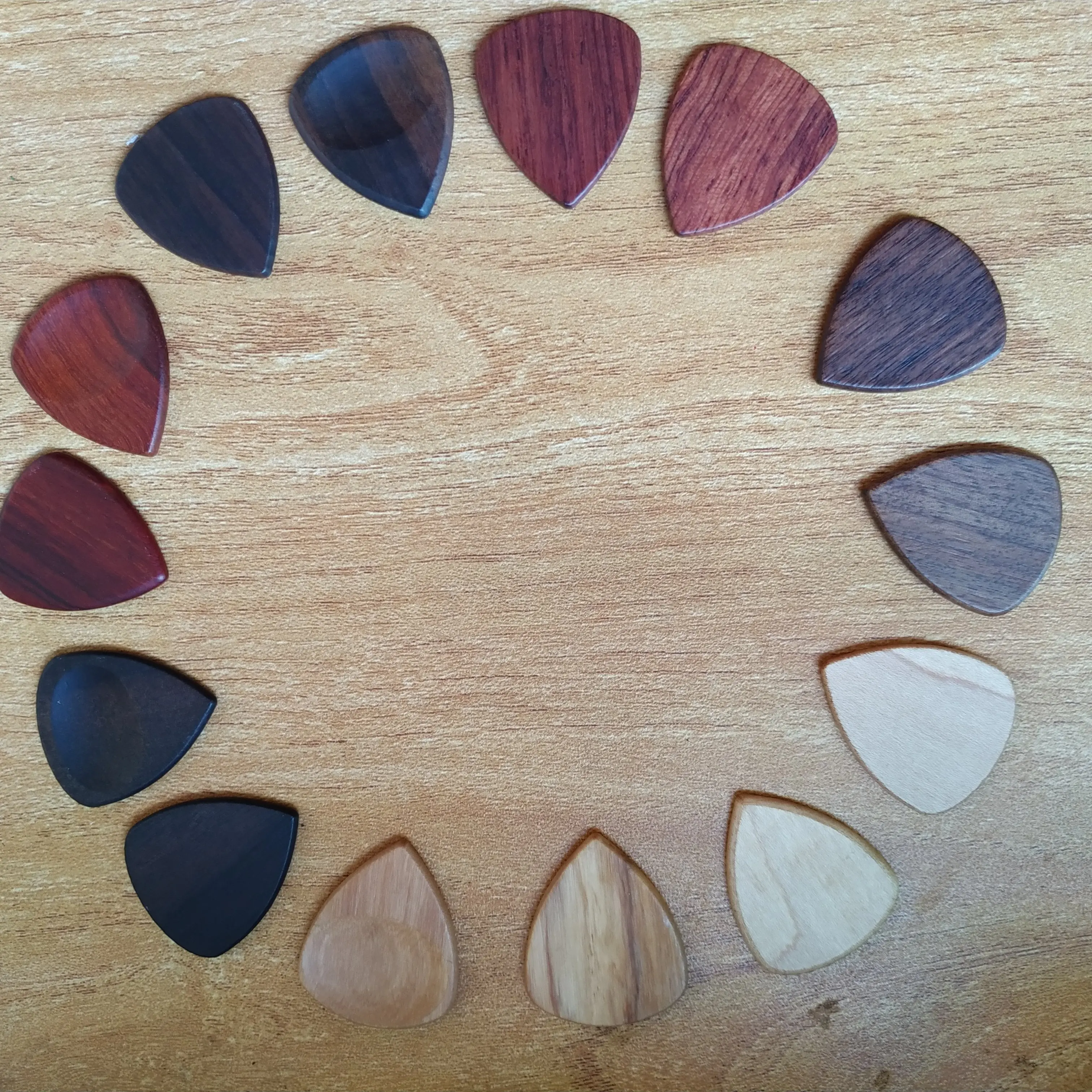 

Factory direct sales accessories can be customized logo and pattern wooden Amazon guitar pick, Rosewood / ancient sappan / maple / beech / ebony / golden sandalwood