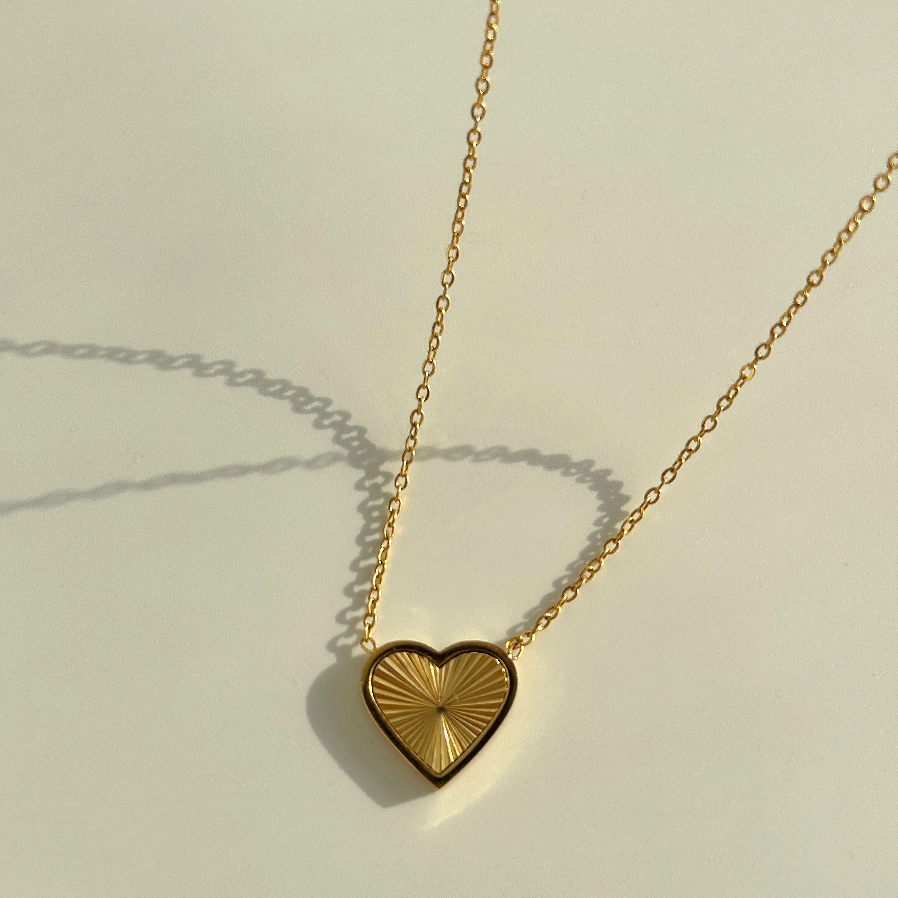 

2023 Dazan New 18k Gold Plated Tarnish Free Stainless Steel Minimalist Embossed Love Heart Pendant Link Chain Necklace For Women