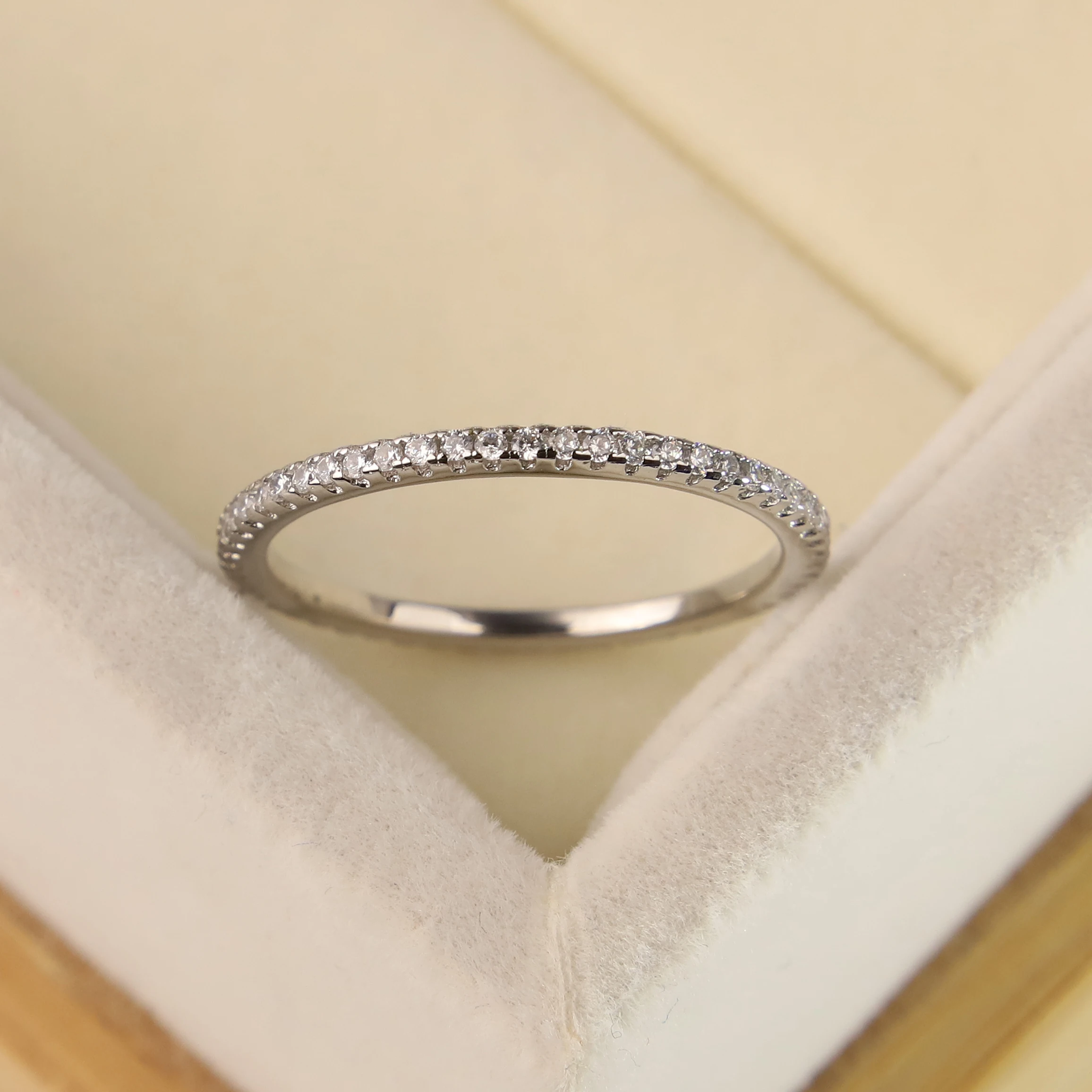 

Hot-selling S925 pure silver ring couple ring single row diamond strip ring plated with white gold