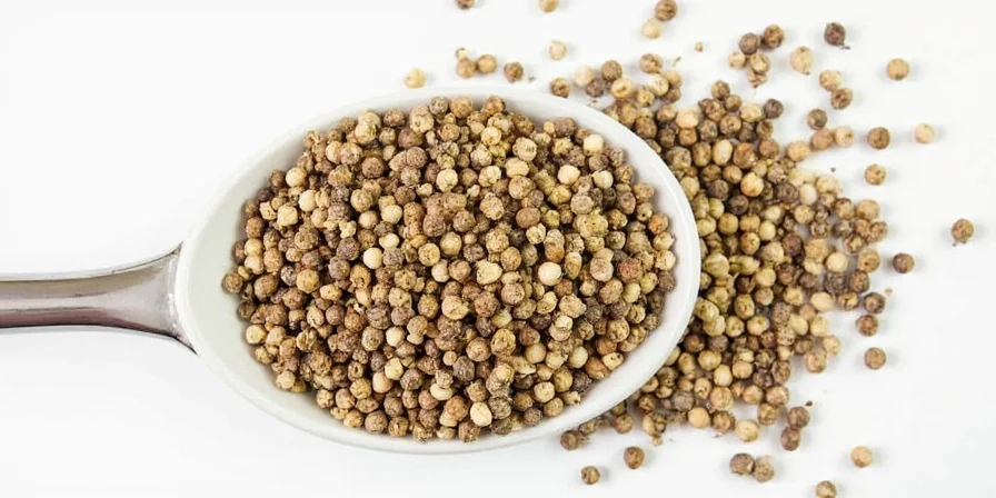 Comparison of black and white pepper