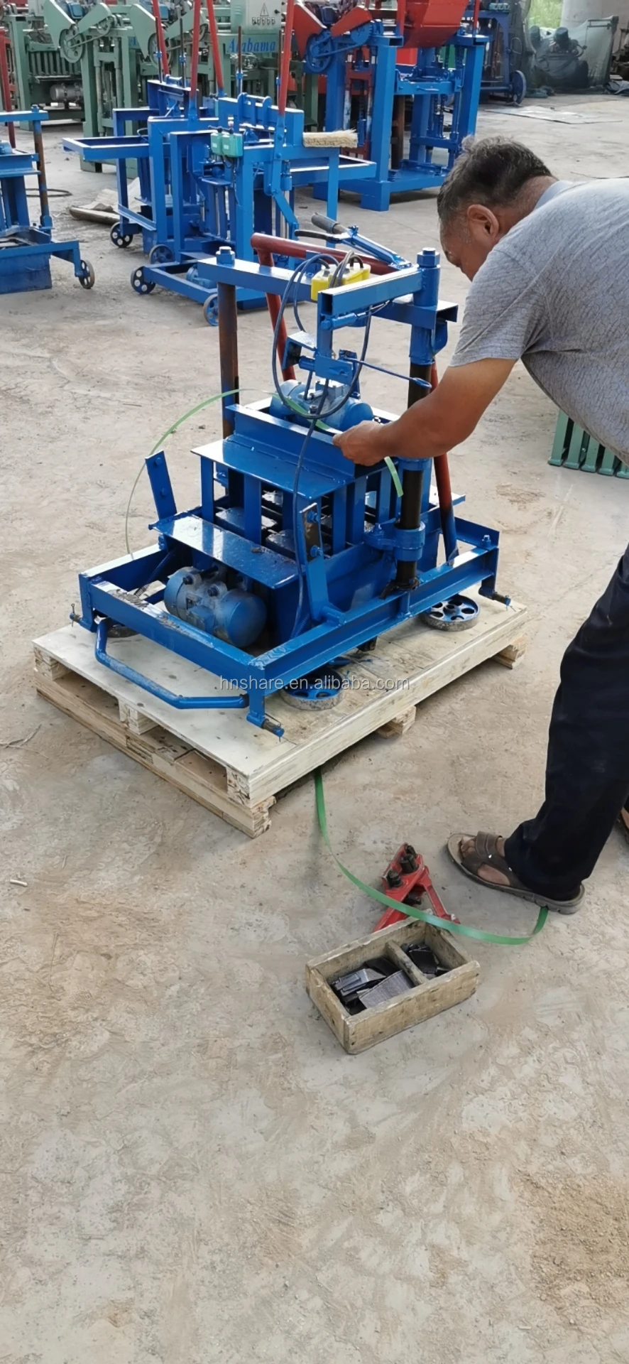 手动水泥制砖机小型移动式空心砌块成型机价格