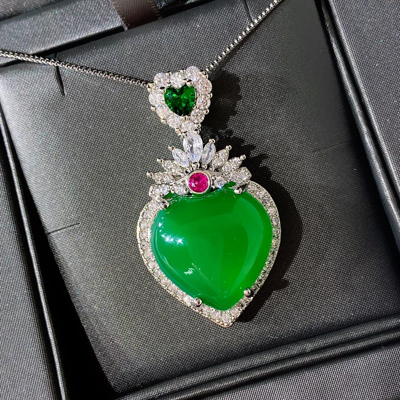 

Fashion Vintage Big Natural Green Emerald Jade Necklace Shining Inlaid Zircon Heart Shape Jade Necklace for Women Girls