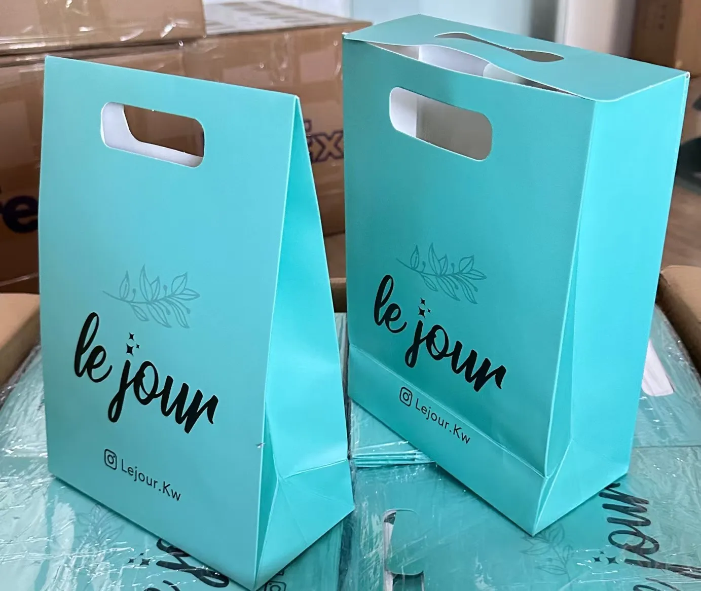 Blue Paper Bag with Customized Card Paper for Clothing and Makeup Bag Gift Bag