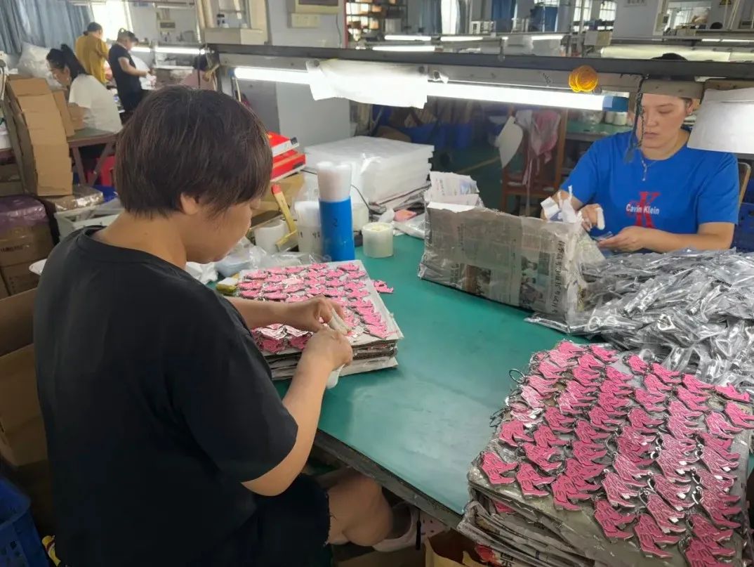 YFON Factory — Finished rugs packing