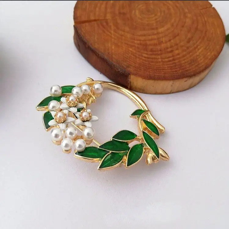 

Factory direct high quality brooch jewelry simple gardenia flower wreath shape pearl brooch brooch accessory pin for ladies, Gold