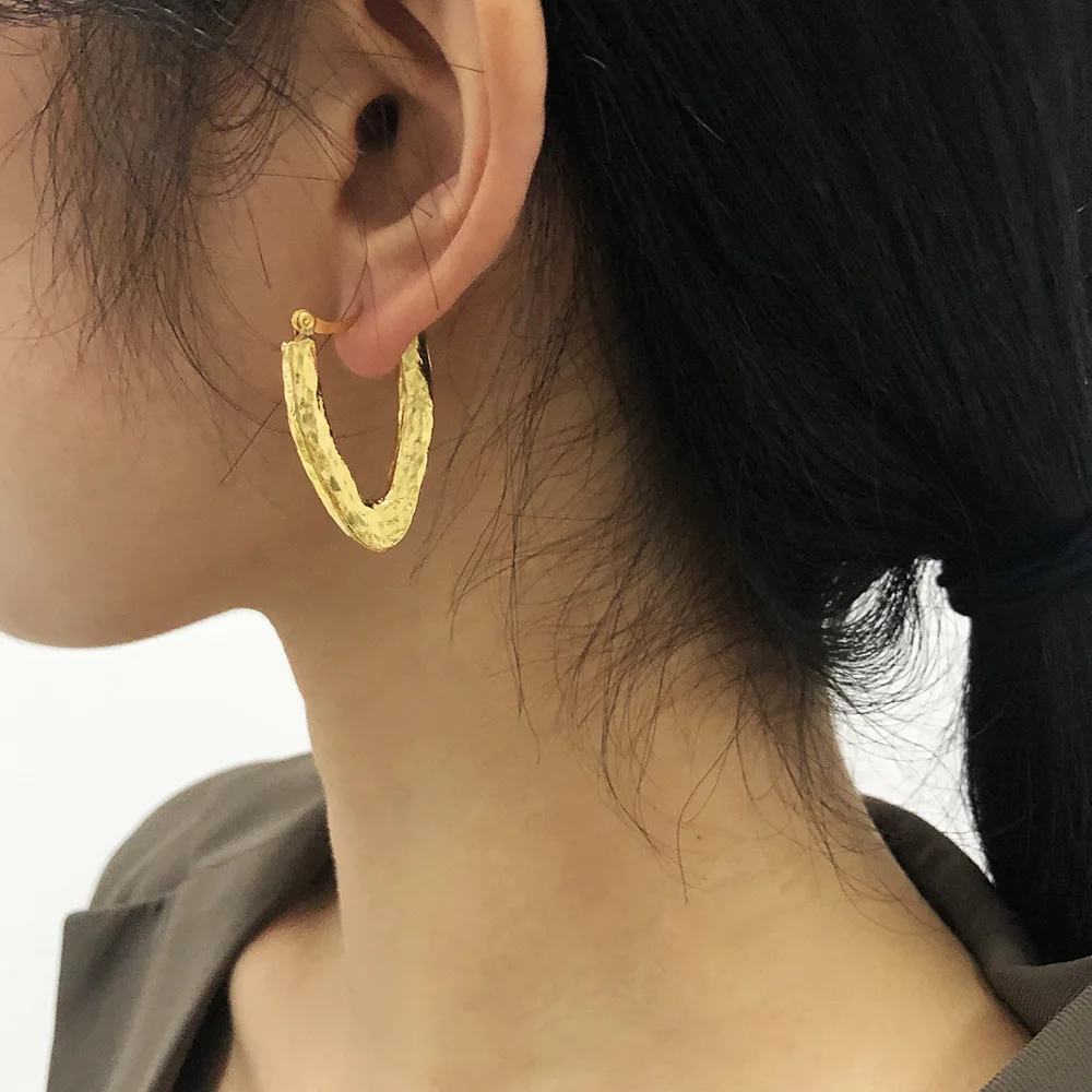 

Exaggerated personality earrings retro U style earrings simple matte metal hoop earrings (KER565), Same as the picture