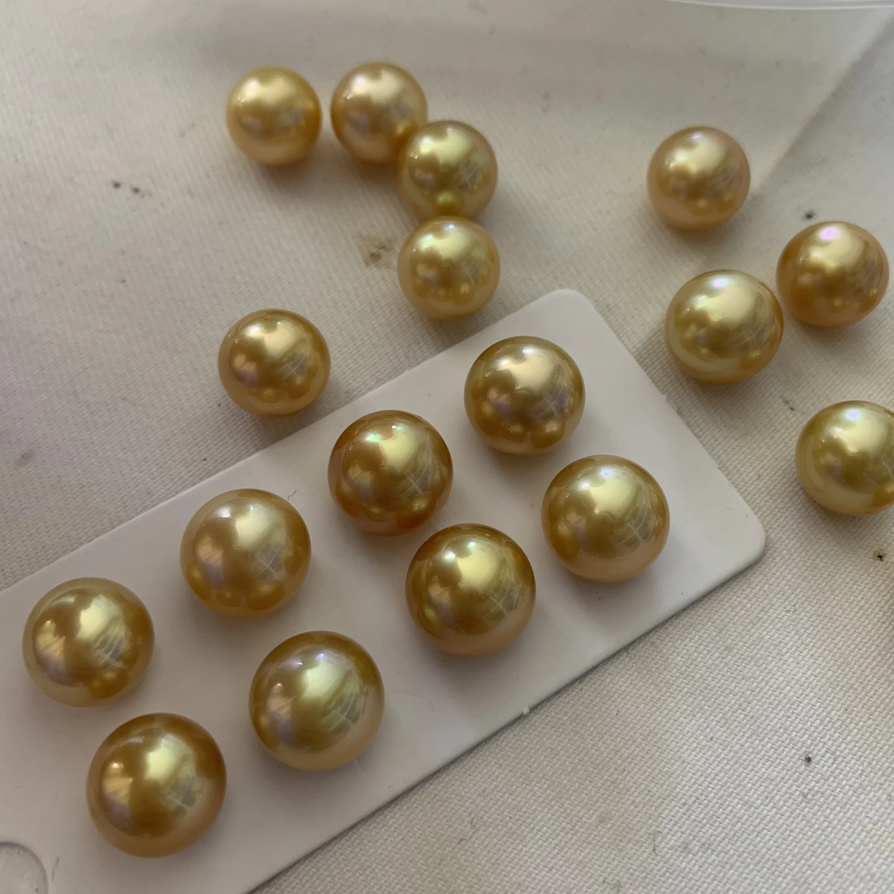 

South Sea Golden Pearl Seawater Pearl 11-12mm thick golden round, almost flawless mirror finish, high quality, no color