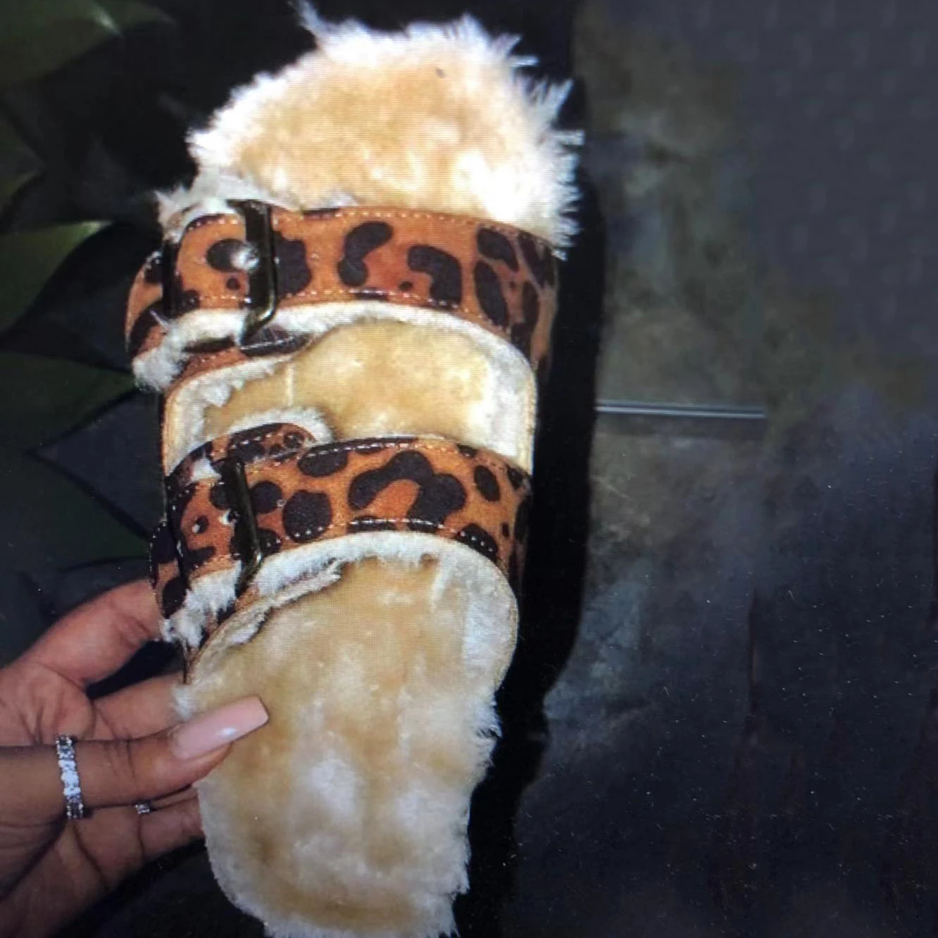 

Women Fashion Flat Fluffy sandals for women and ladies fuzzy warm plush Slides Women faux fur slippers, Black, beige, leopard print