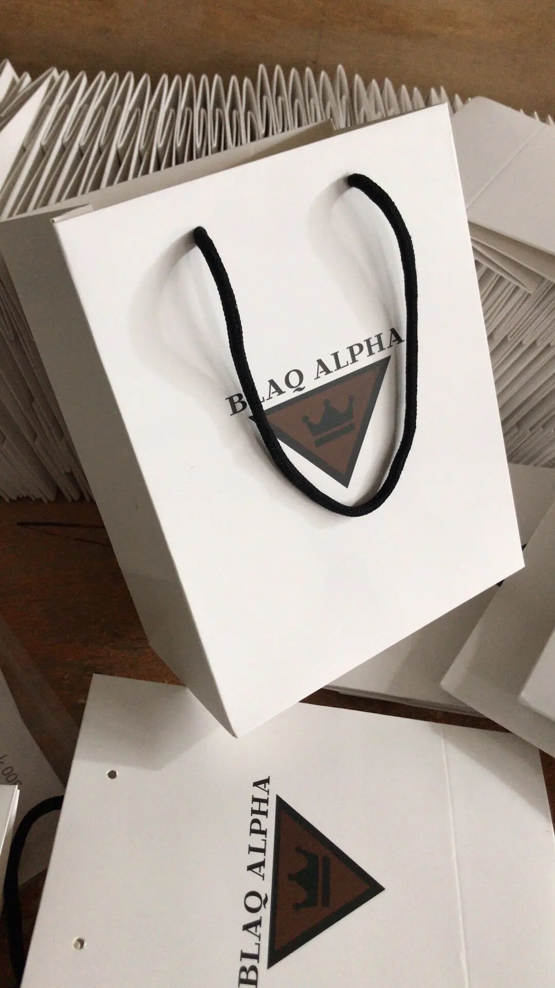 
Printing Foldable White Kraft Paper Carrier Bag with Logo Manufacturer 