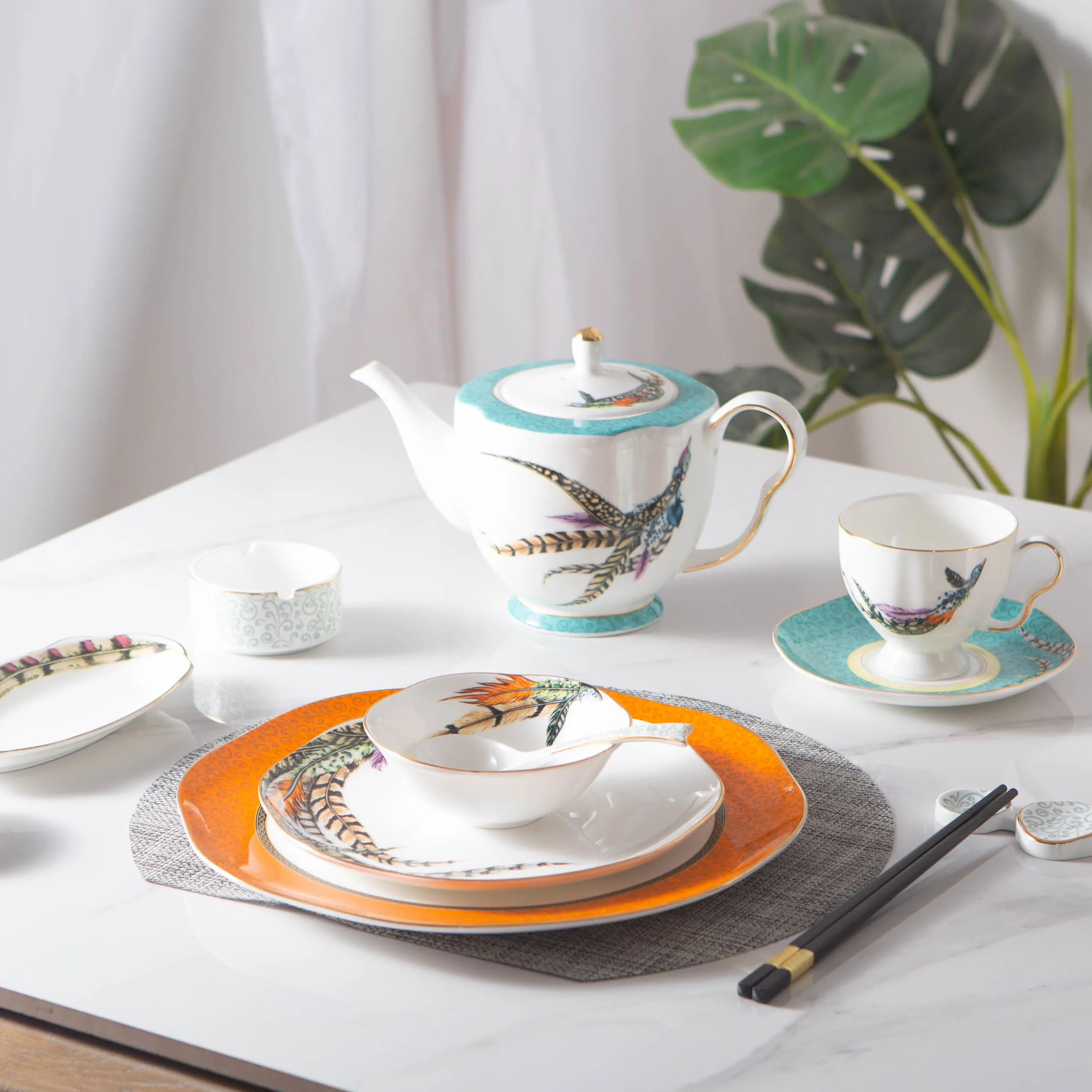 

New Design Colorful Feathers Pattern Hotel Restaurant Ceramic Luxurious Dish Serving Gold Rim Plate
