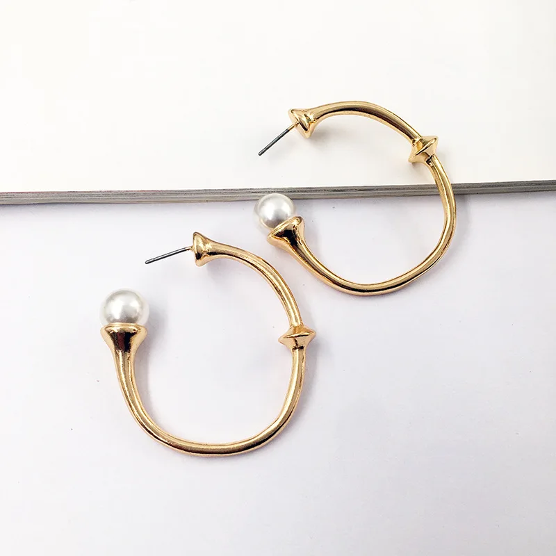 

2020 European Style Simple Real Gold Plating Irregular Round Circle Pearl Earrings for Women Baroque Pearl Circle Earrings