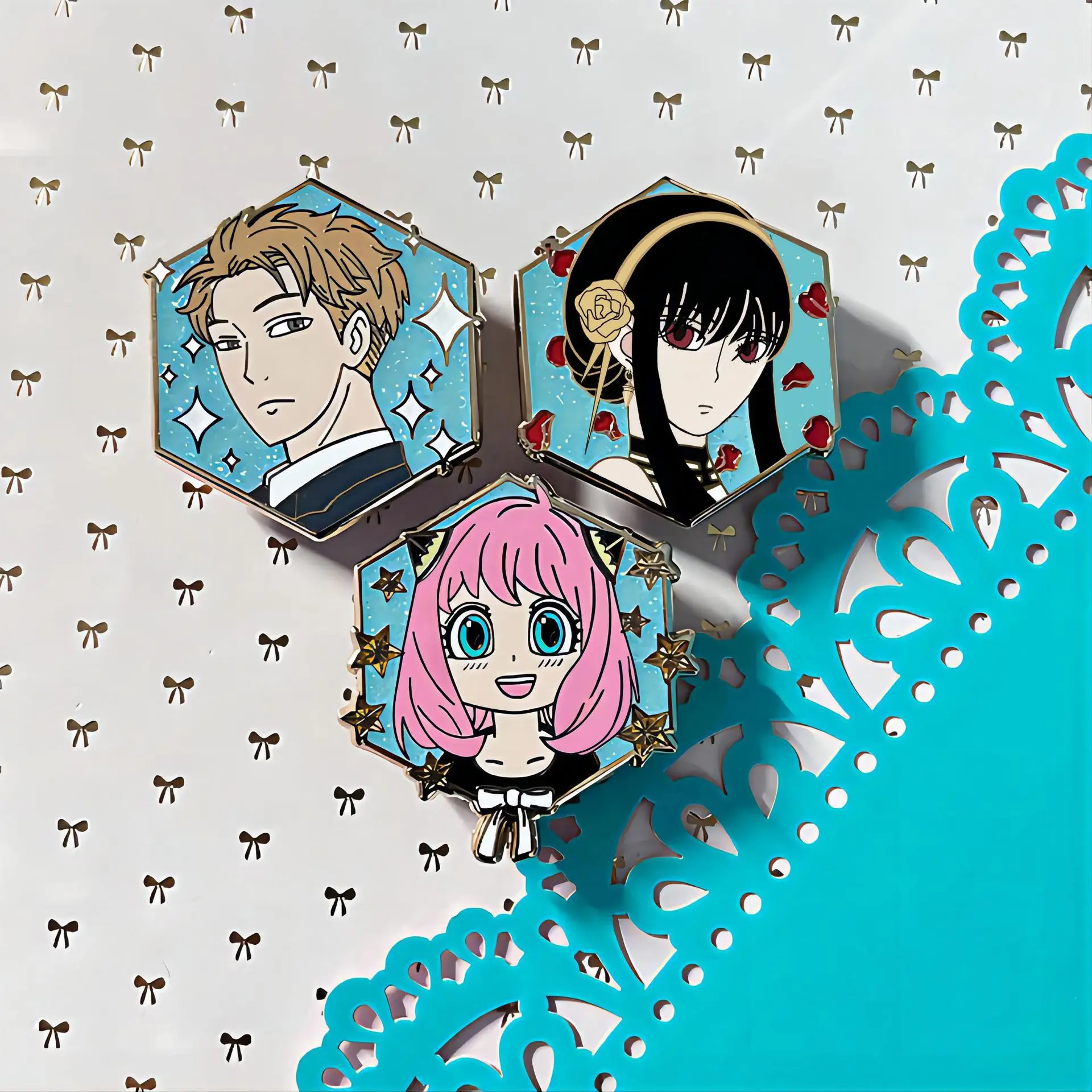 

Japanese Anime SPY X FAMILY Metal Enamel Brooches For Anime Fans Gifts, Picture color