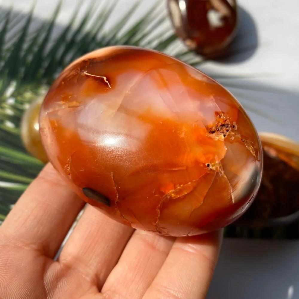 

Wholesale Natural Crystal Palm Stones Carnelian Crystal Folk Crfats Red Agate Stone For Feng Shui Decoration