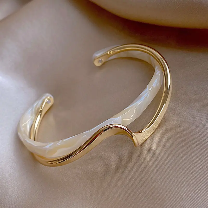 

2021 Simple New White Shellfish Board Bend Metal Geometric Overlap Acetic Resin Open Bangle for Women Girls Jewellery