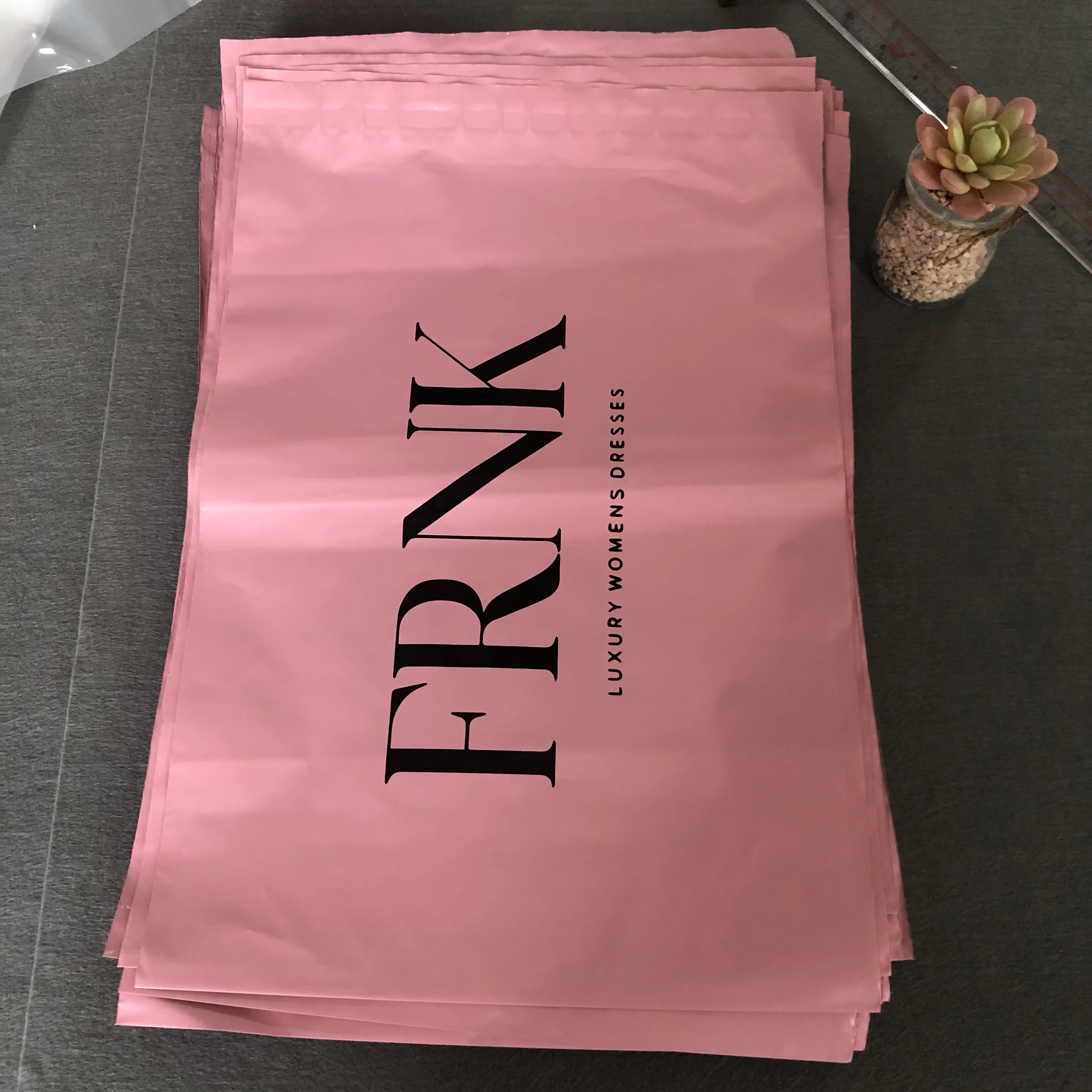 

Custom Logo Pink Eco Friendly Biodegradable Plastic Poly Mailer Courier Shipping Bag For Clothing Envelop Mail Mailing Bags