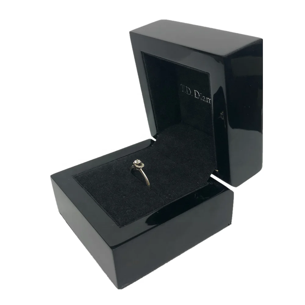 Black single ring wood box.png