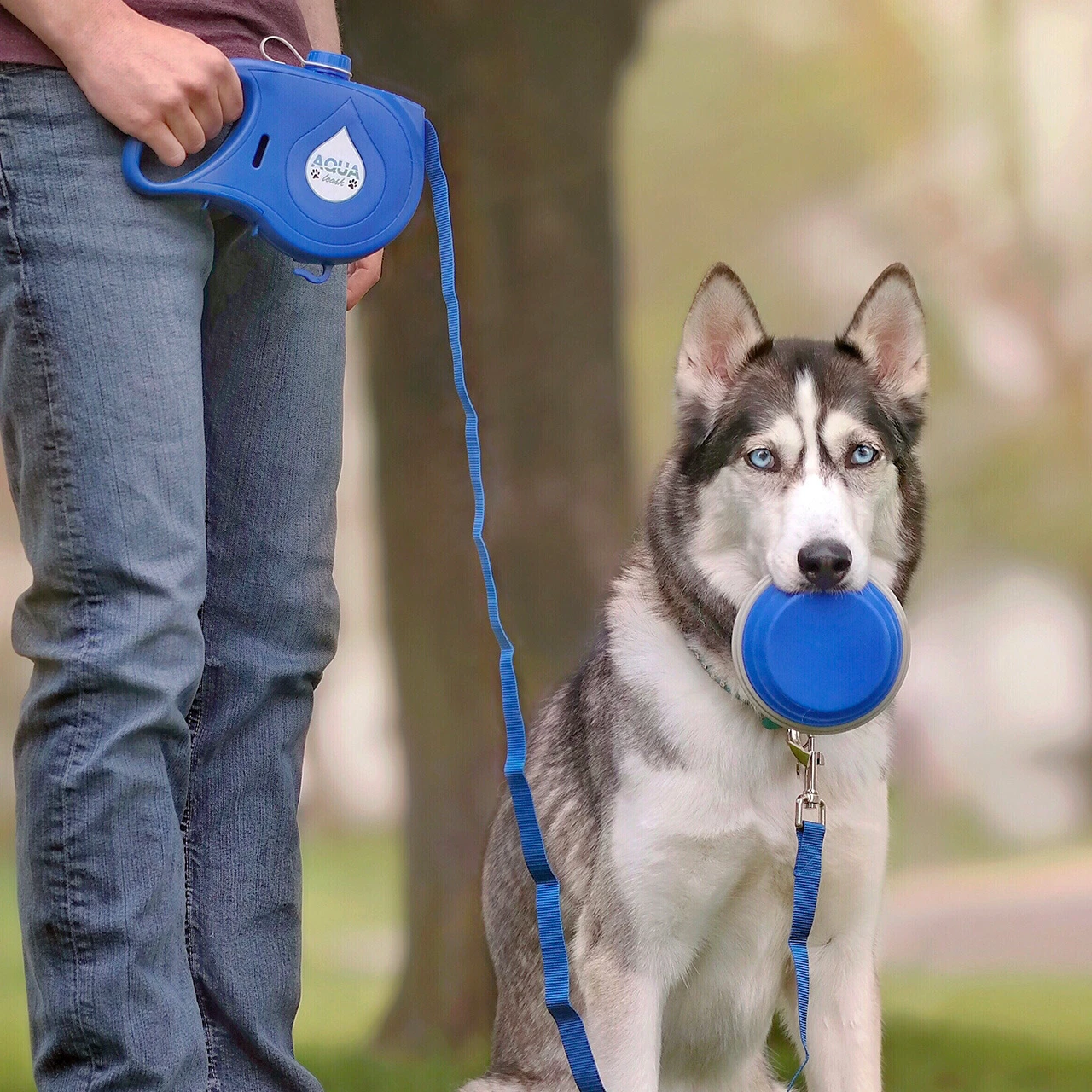 

New Arrival Dropshipping Travel Dog Leash Rope Built In Foldable Cups Water Bottle Dog Water Bottle with Leash, Multiple colors