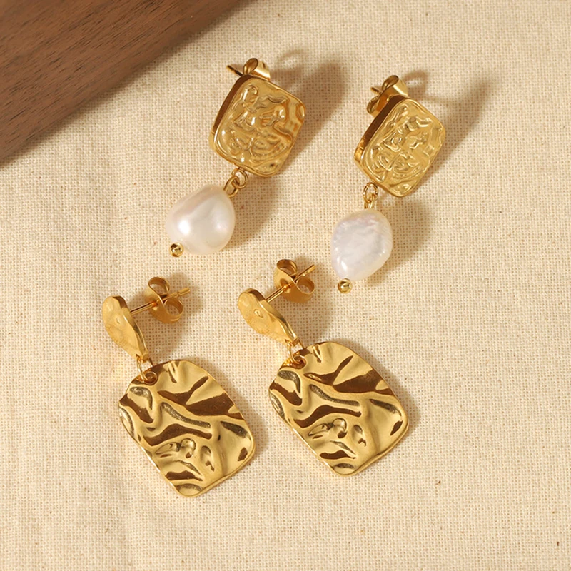 

Personalized 18K Gold Stainless Steel Earrings Retro Square Hammer Pattern Freshwater Pearl Drop Earrings for Women