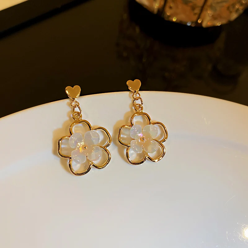 

trendy fashion hollow pearl earring flower