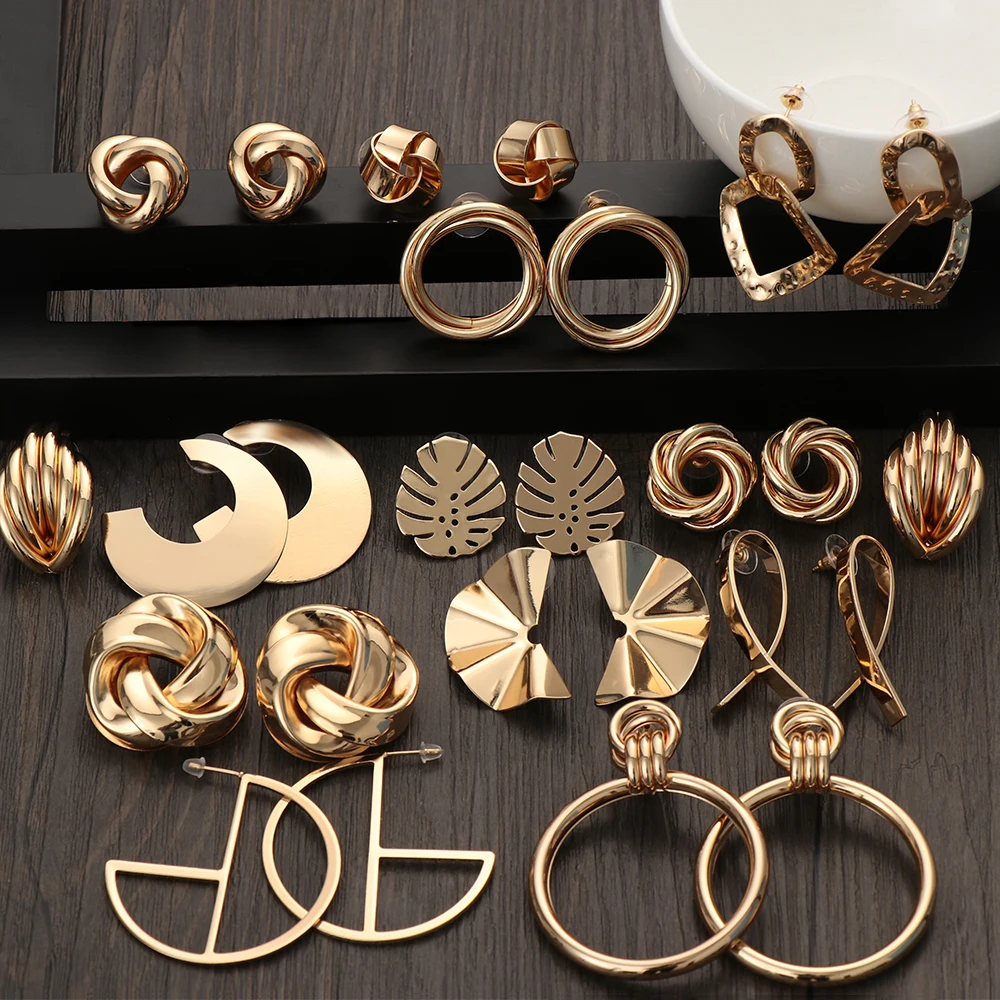 

2020 Fashion Classic Gold Color Twisted Love Knot Stud Earrings For Women Simple Geometric Small Earrings Wedding Bridal N206048, As pic